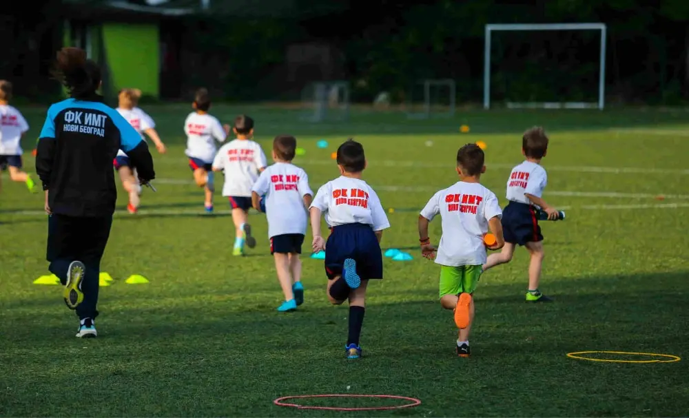 Trening dece iz fudbalske škole IMT na stadionu