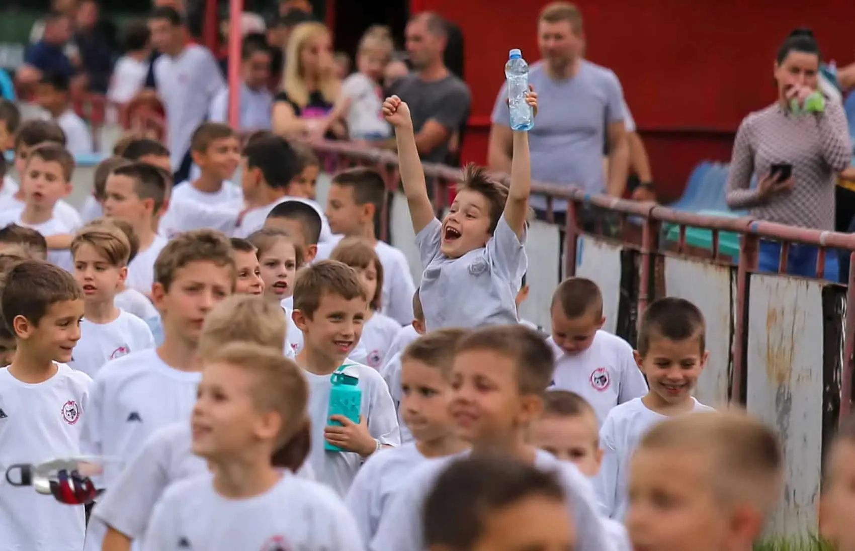 Trener škole fudbala FK IMT sa mladim polaznicima