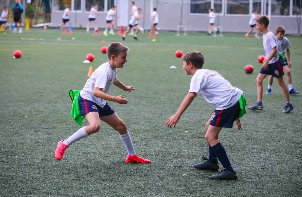 Mladi fudbaleri iz škole fudbala IMT vežbaju tehniku