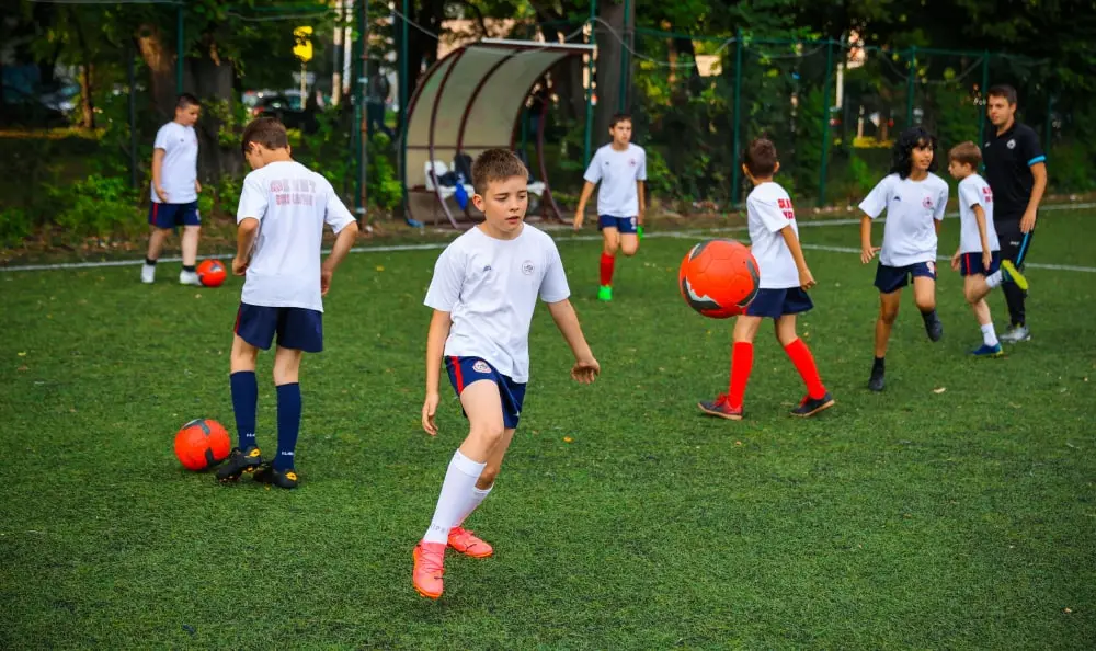 Deca iz škole fudbala FK IMT igraju prijateljsku utakmicu